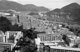 1966年的香港仔華人永遠墳場，前方為建成不久的田灣邨
